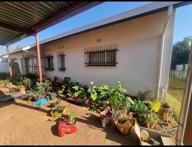 4 BEDROOM HOUSE FOR SALE IN SINOVILLE